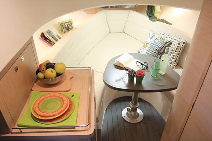 interior de una embarcacion de fibra