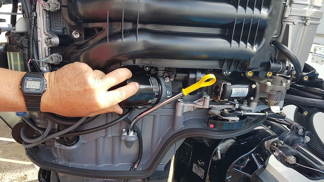 mecanico realizando mantenimiento motor barco